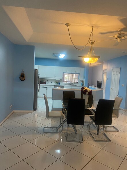 Building Photo - 9678 Royal Palm Blvd
