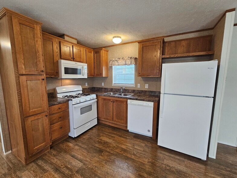 Primary Photo - 418 Tulip Dr