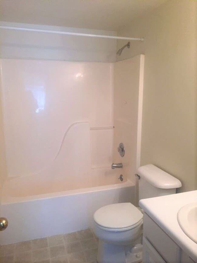 Building Photo - Top Location Condo!