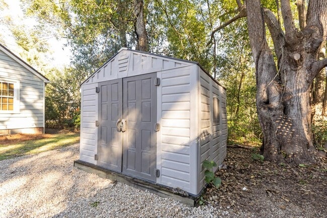 Building Photo - 821 Ingleside Ave