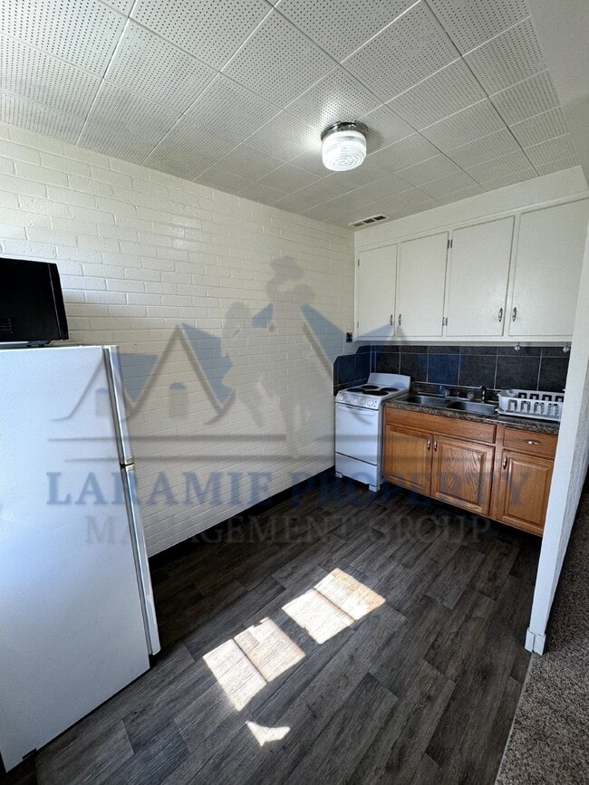 Building Photo - 1 bedroom apartment near UW