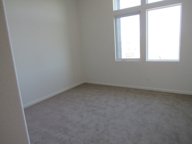 Building Photo - Stunning 3 Bed/3.5 Bath Townhome Walking Distance to BART