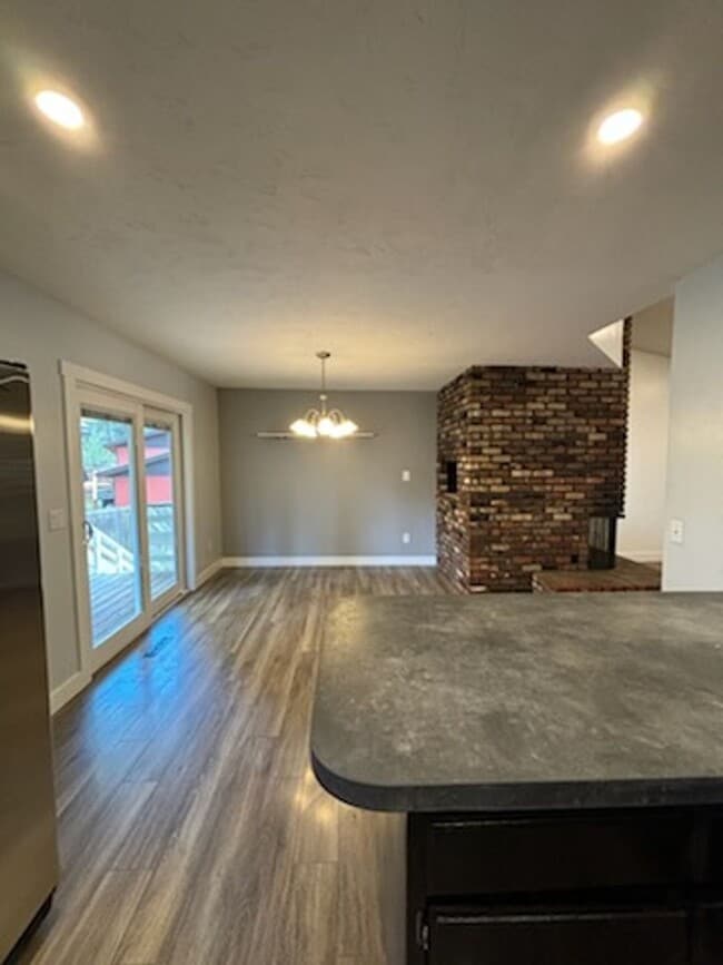 Building Photo - Unique duplex in post falls