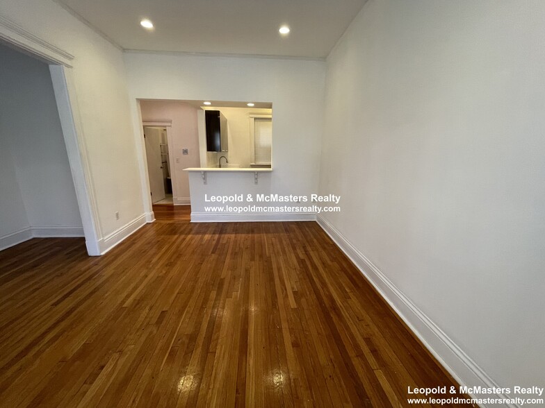 Building Photo - 50 Queensberry St