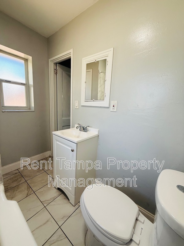 Building Photo - 637-637 17th Ave S