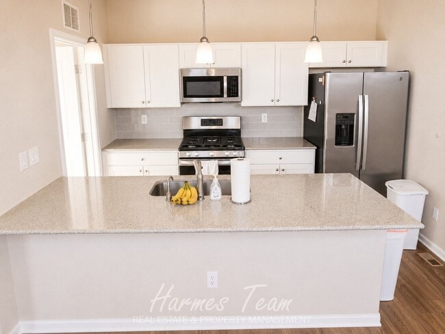 Building Photo - Beautiful 2 Bed Home | 2-Car Garage | Large Kitchen Island | Mountain Views
