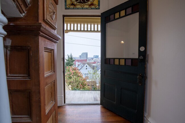 Building Photo - 1940-1946-1946 SW Market St Dr