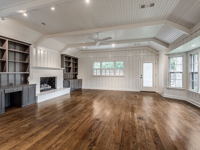 Building Photo - Luxury Living in the Heart of Tulsa