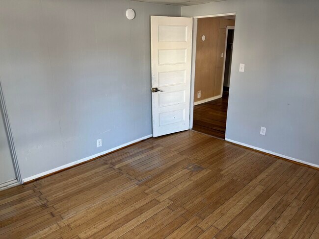 Building Photo - 42 Spruce St