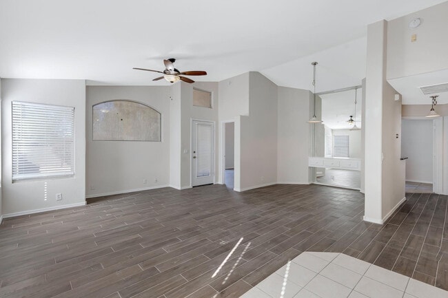 Building Photo - 302 N Hudson Pl