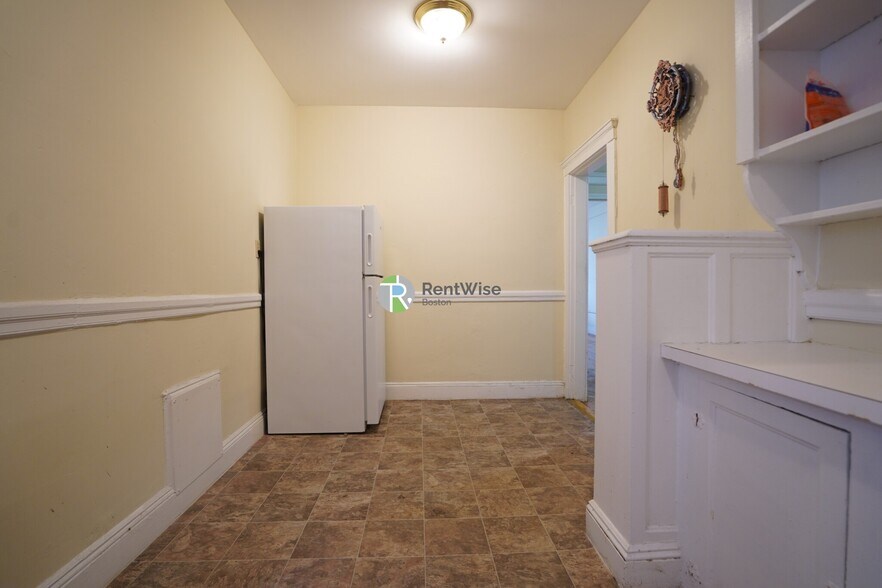 Building Photo - 51 Linden St