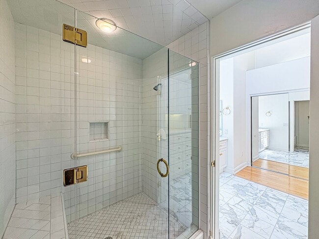 Building Photo - Gorgeous 2B+Office/2BA Townhouse w/ Golf C...