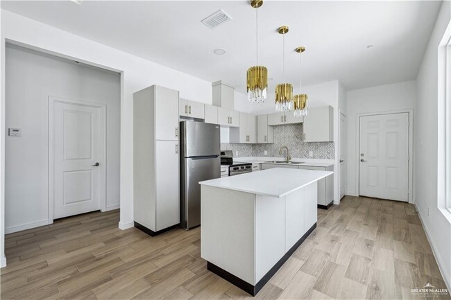 Building Photo - 13 Vision St