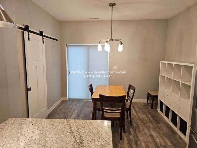Building Photo - Beautiful Furnished 2bed 2.5 bath Townhome...