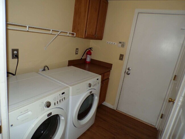 Building Photo - Wind Stream Condos - 3 Bedroom - 2 bathroo...