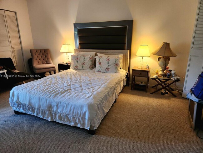 Building Photo - 3571 Inverrary Dr