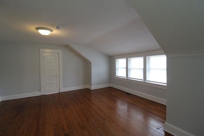 Building Photo - 2 Bedroom Home Near KU MED