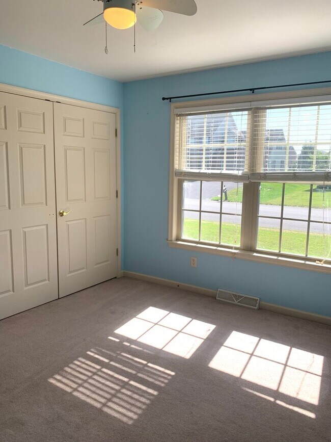 Building Photo - Lovely single family, brick rancher home with 3 beds/2.5 baths!!