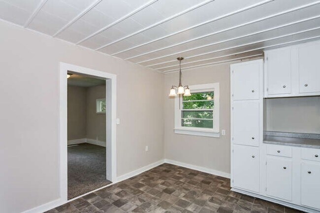Building Photo - Spacious 3 Bed/2 Bath Home for Rent in Newton! Coming Available in mid-July!