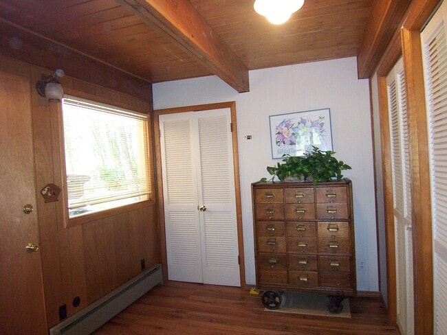 Building Photo - 3 Bedroom home on the river