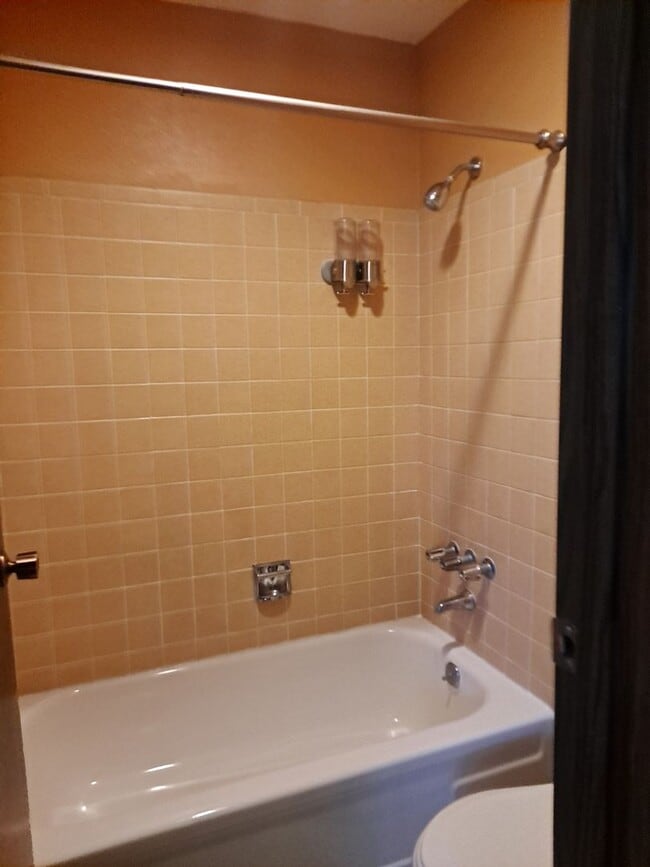 Building Photo - ALL PROSPECTIVE TENANTS MUST SUBMIT A $58 NON-REFUNDABLE APPLICATION FEE PER APPLICANT ONLINE AND...