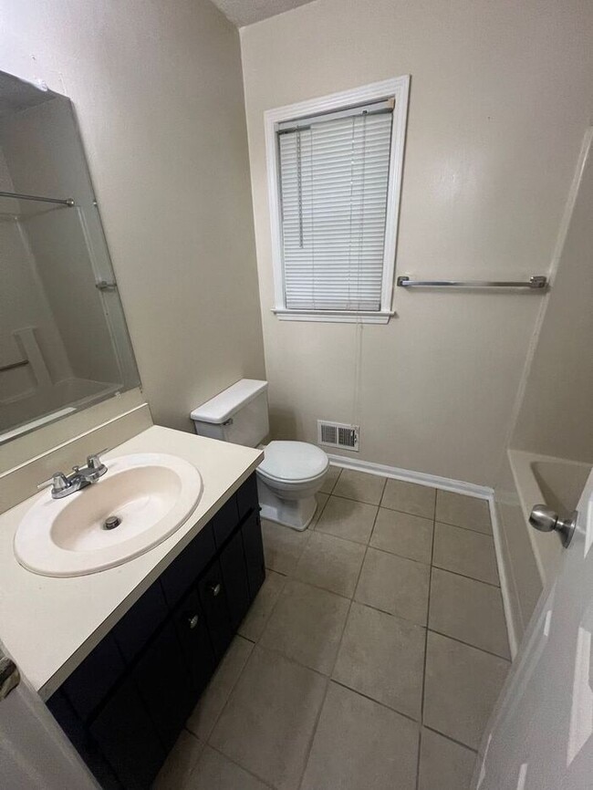 Building Photo - Finally 2 bedroom 1.5 bath available in La...