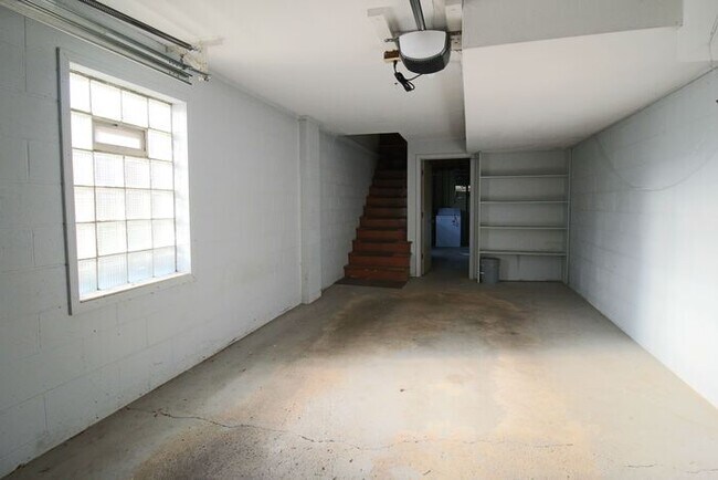 Building Photo - 2 bedroom home w/ fenced backyard