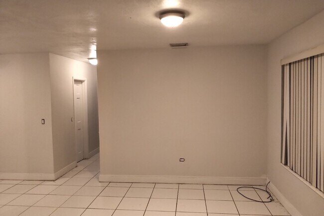 Building Photo - 2813 Acapulco Dr