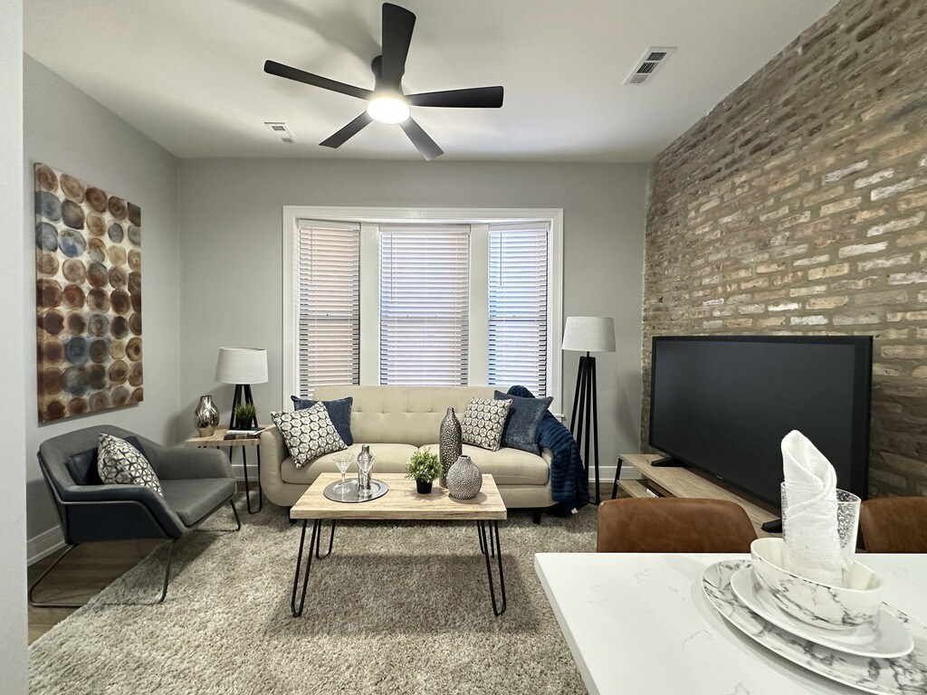 Building Photo - 3840 N Wilton Ave