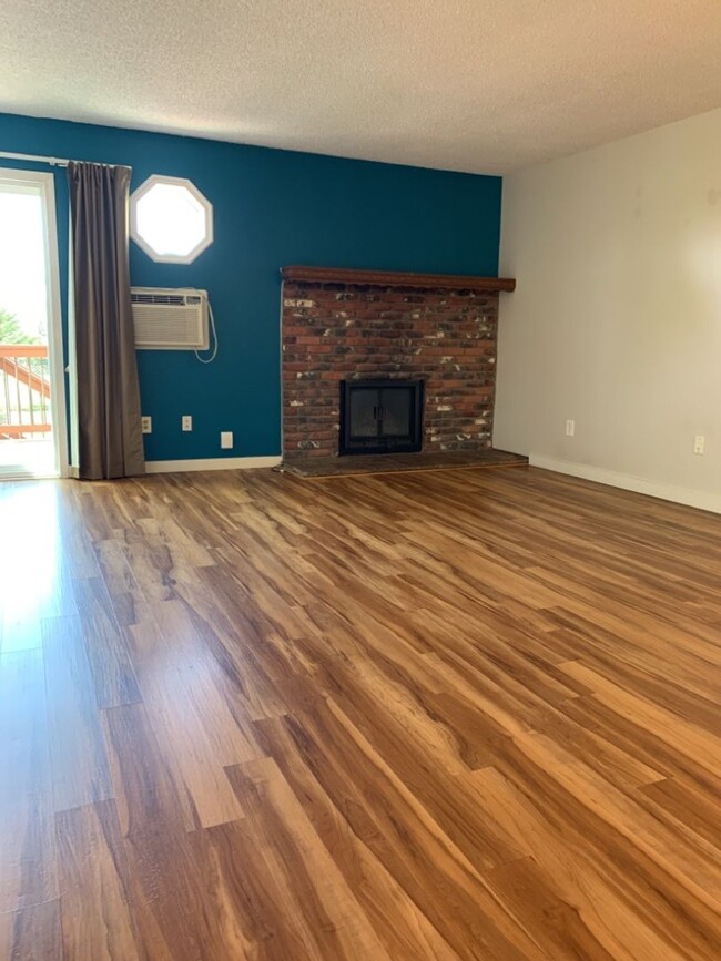 Building Photo - STUDENTS WELCOME! Lovely 2 Bed 1.5 Bath To...