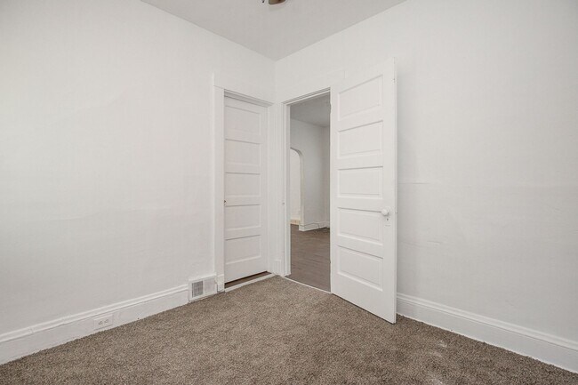 Building Photo - 2962 E 66th St
