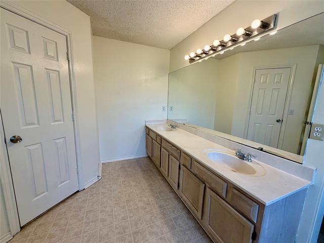 Building Photo - 805 Hillbrooke Dr