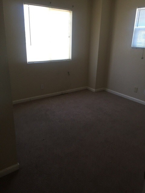 Building Photo - 2366 S Rock Creek Dr