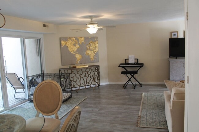 Building Photo - Spacious, Open Floor Plan at the end of 81...