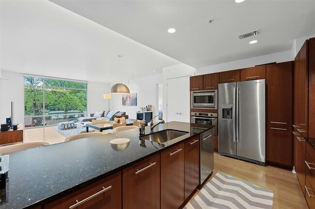 Building Photo - 210 Lee Barton Dr