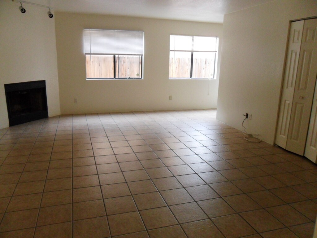 Building Photo - 1307 E Adams St