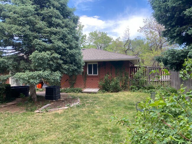 Building Photo - 3 Bed + Office 2 Bath Ranch Home with Larg...