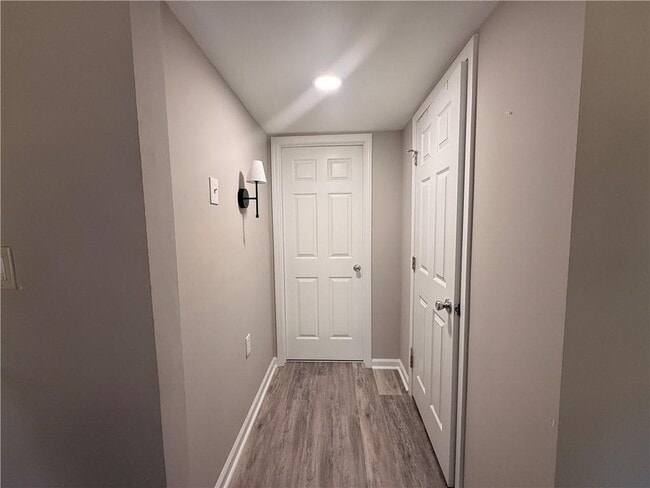 Building Photo - 1424 Shadowbrook Dr