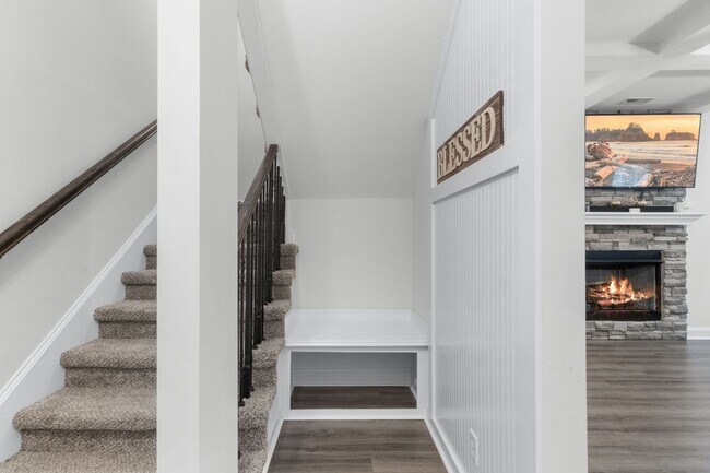 Building Photo - Pet Friendly Three Bedroom!