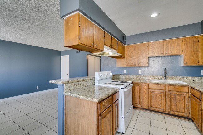 Building Photo - Charming 2-Bedroom Unit in a Well-Maintained 4-Plex!