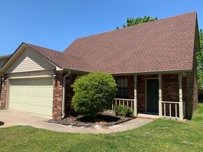 Building Photo - 415 Valley Dr
