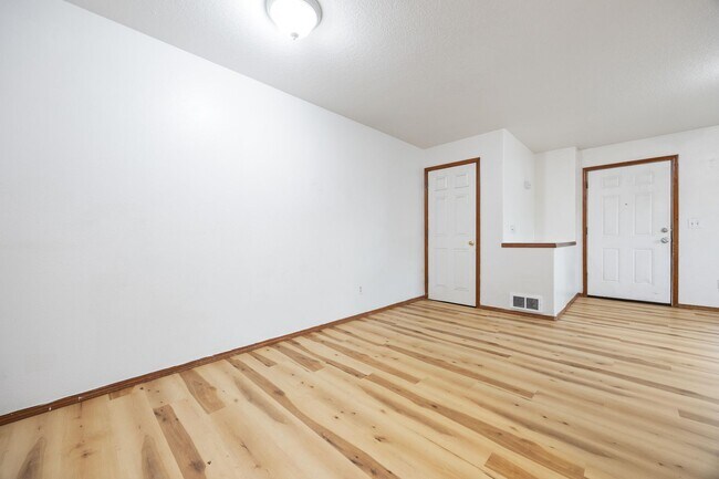 Building Photo - 1 Bed / 1 Bath Apartment – Updated Flooring – Convenient NE Portland Location