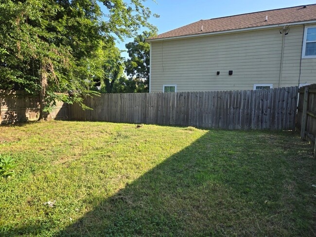Building Photo - 204 Greenlaw Ave