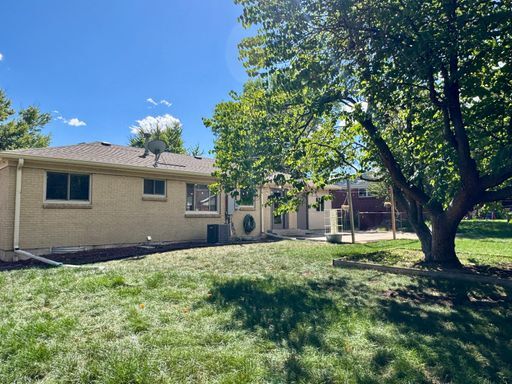 Building Photo - Large Single Family Home Available NOW!!