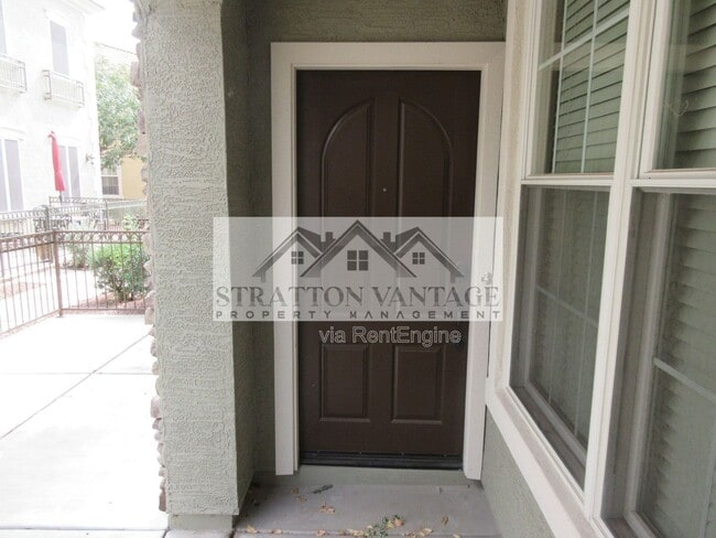 Building Photo - 2741 S Equestrian Dr