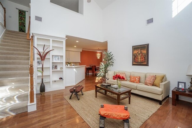 Building Photo - 1131 Enclave Square E