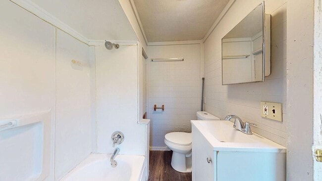 Building Photo - Updated 3 bedroom/1.5 bathroom, Single Fam...