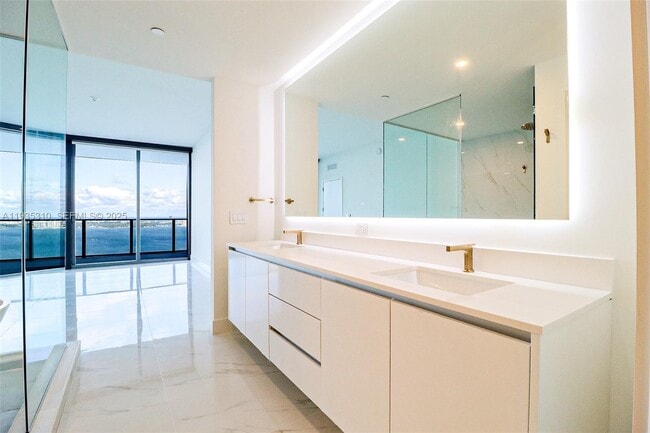 Building Photo - 700 NE 24th St