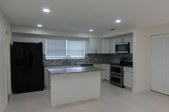 Building Photo - 2630 SW 49th Ct