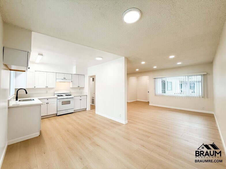 Building Photo - 13129 Oxnard St